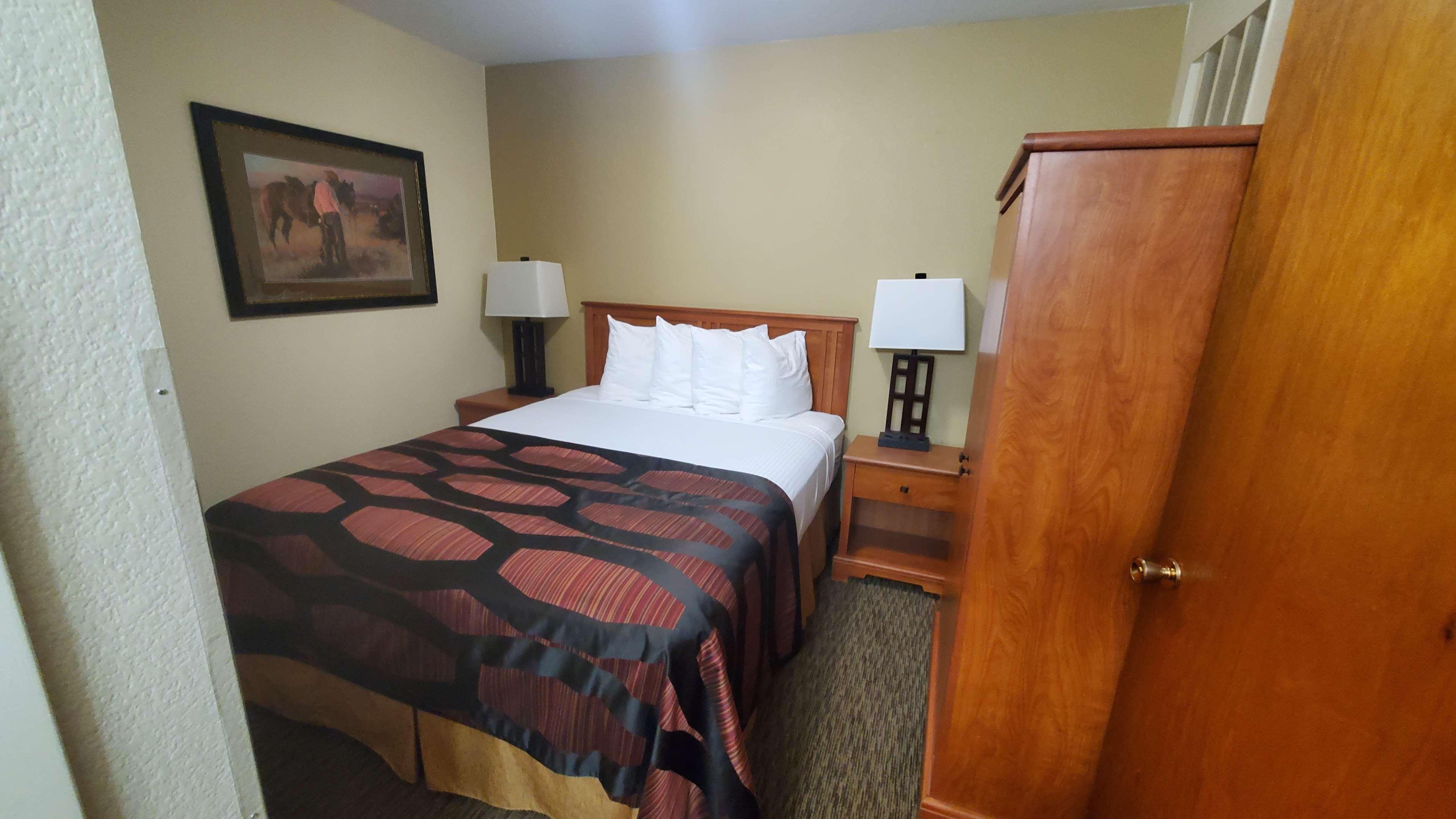 Best Western Plains Motel Wall Bagian luar foto