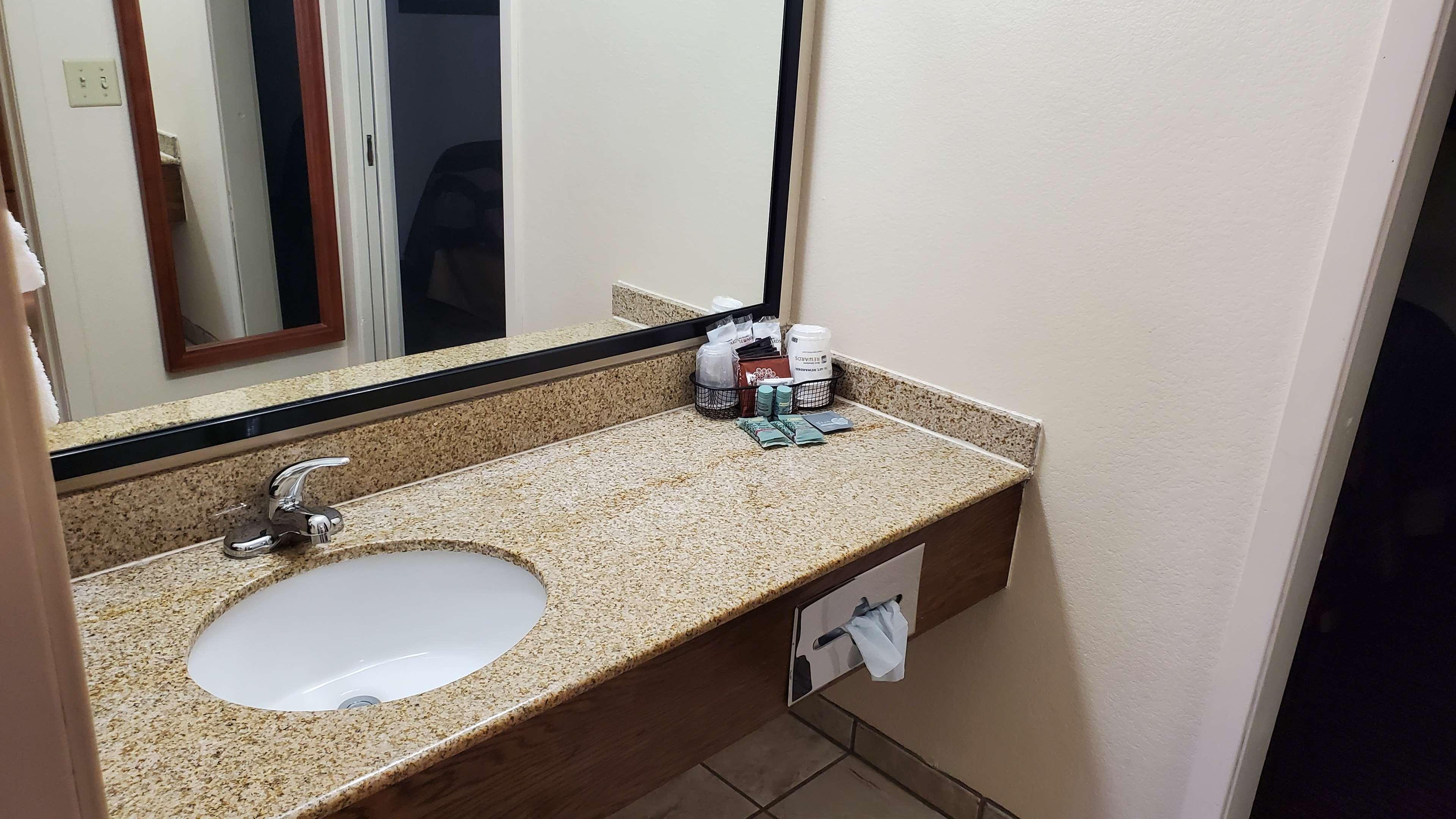 Best Western Plains Motel Wall Bagian luar foto