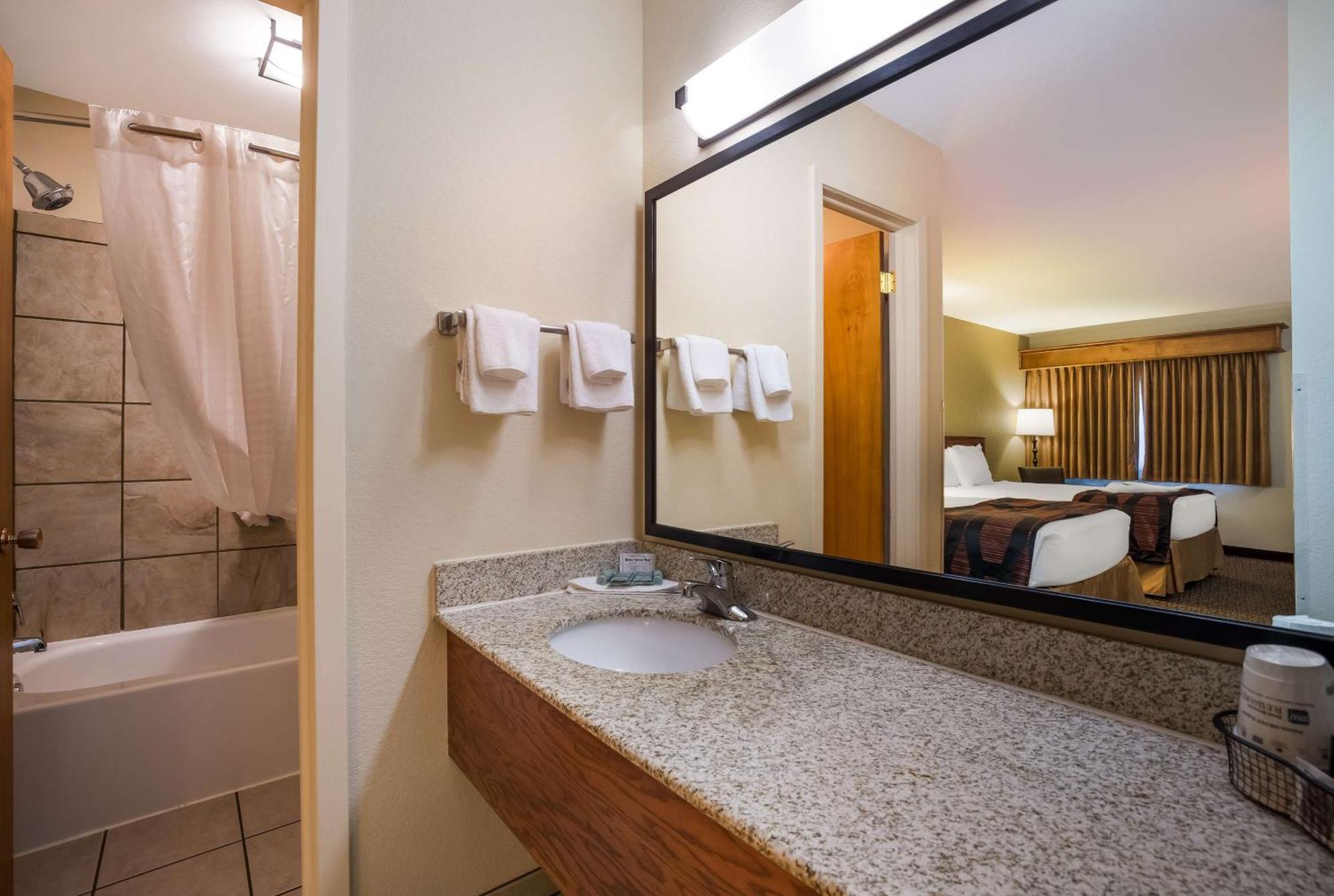 Best Western Plains Motel Wall Bagian luar foto