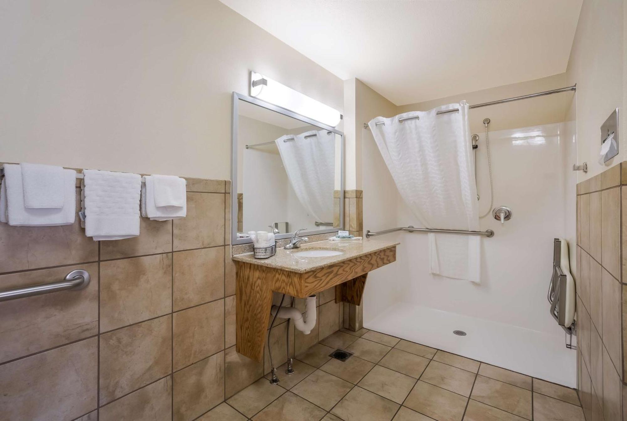 Best Western Plains Motel Wall Bagian luar foto