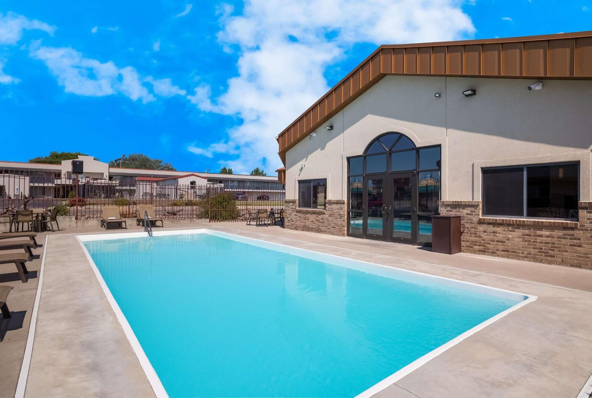 Best Western Plains Motel Wall Bagian luar foto