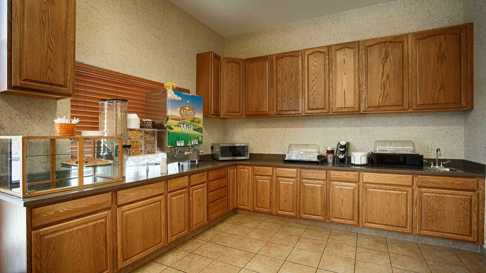 Best Western Plains Motel Wall Bagian luar foto